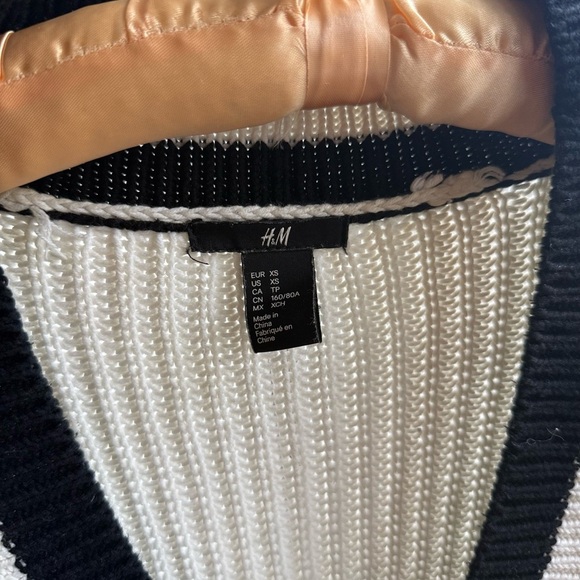 H&M V-Neck Sweater in White and Black - Picture 2 of 7